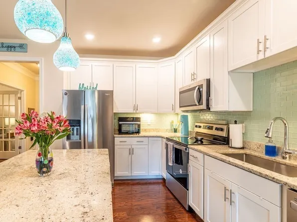 230 Martins Lndg APT 102, North Reading, MA 01864