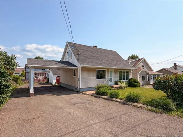 319 Goderich St, Dalhousie, NB E8C 1T8