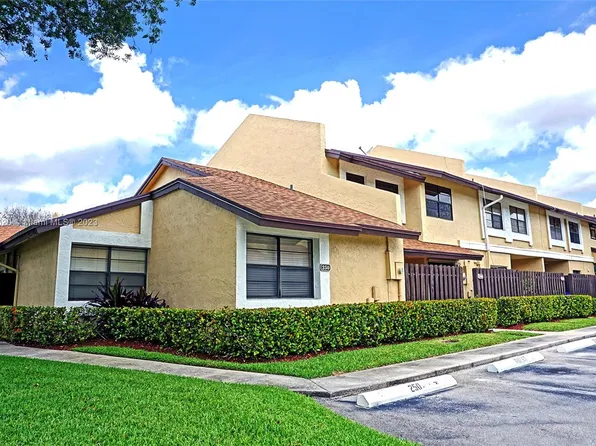 250 SW 97th Ave, Pembroke Pines, FL 33025