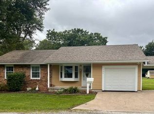 706 Oak Dr, Oblong, IL 62449