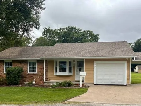 706 Oak Dr, Oblong, IL 62449