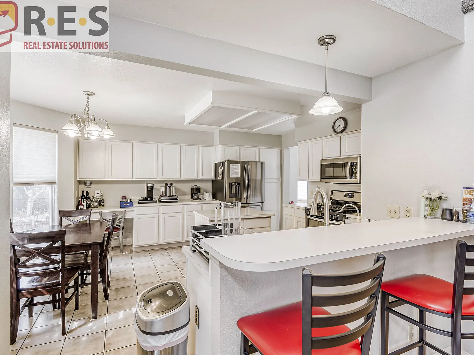 4 bed, 2370 sqft, $3,595 — Photo 4