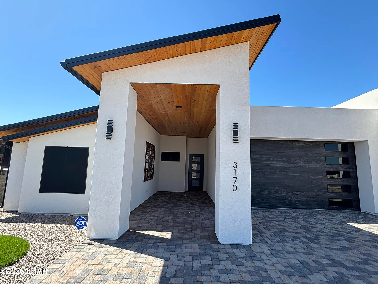 3 bed, 3.0 bath, 2284 sqft, $5,000 — Photo 2