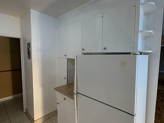 5th image of 2135 Avenue Rd #313