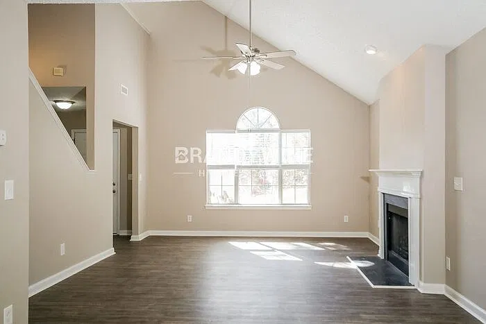 3 bed, 2.5 bath, 1715 sqft, $2,070 — Photo 4