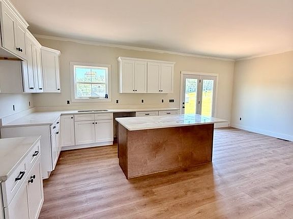 4th image of 226 Blackberry Ln