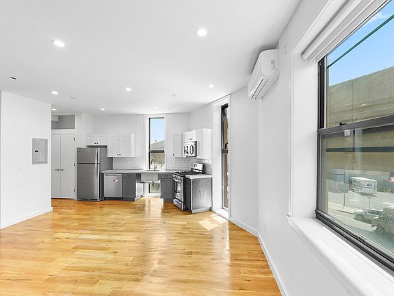 3rd image of 250 S 3rd St Suite 3