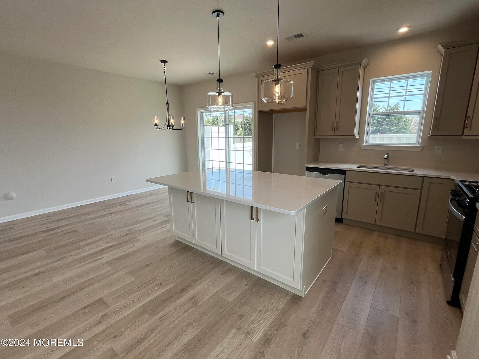 3 bed, 2.5 bath, 1842 sqft, $4,400 — Photo 3