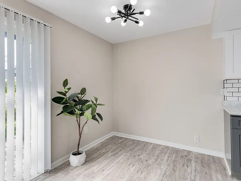 Emerald Square Villas — Photo 9