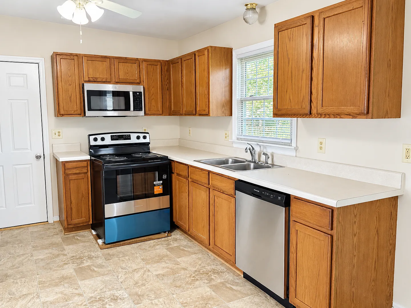 Colonial -2 story rental home in a very desirable area — Photo 4