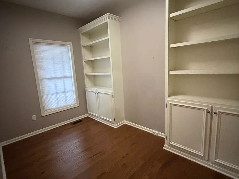 1921 Limestone Dr — Photo 2