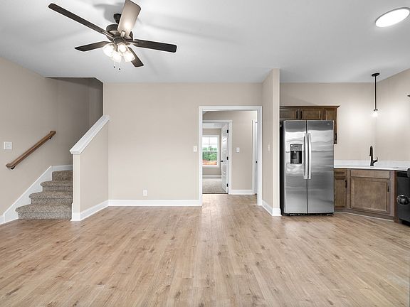 4th image of 159 Cardinal Crk