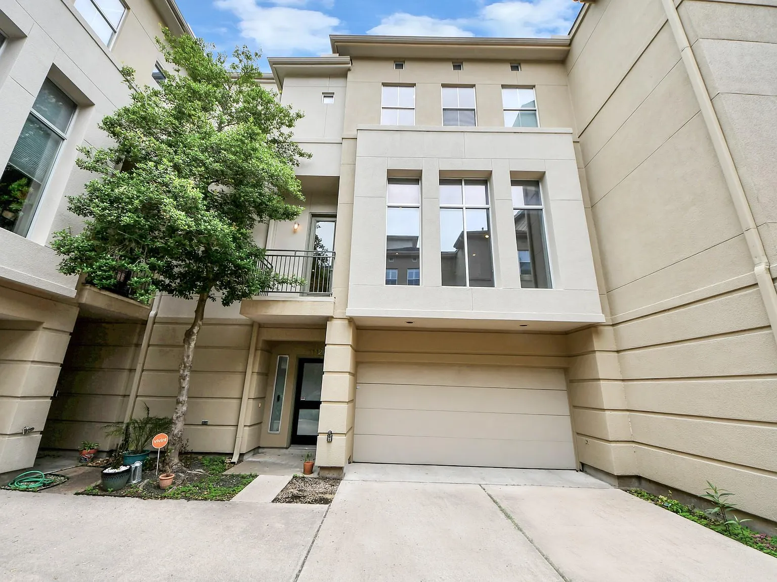 3 bed, 3.5 bath, 2510 sqft, $3,250 — Photo 3