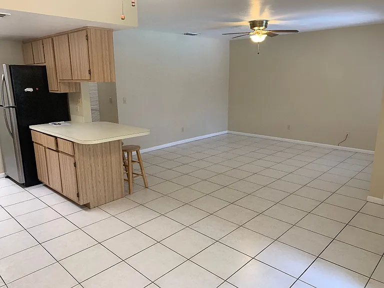 610 SW 47th Ter #6 — Photo 5