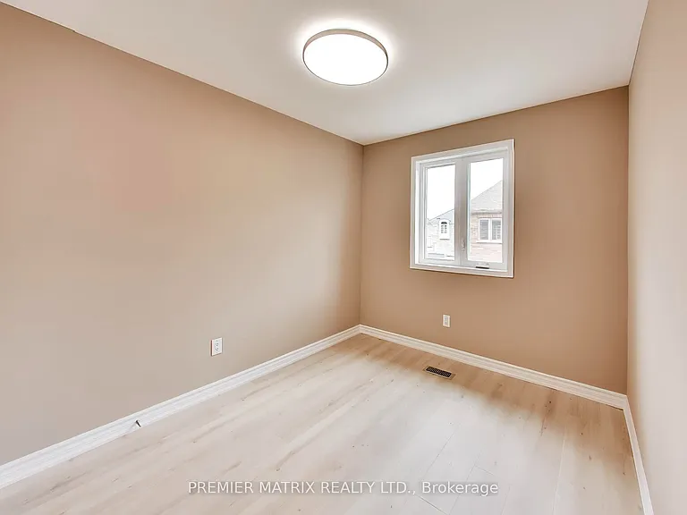 37 Shiff Cres — Photo 27