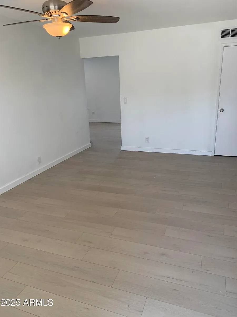 Building Photo - 4847 E Cambridge Ave #2