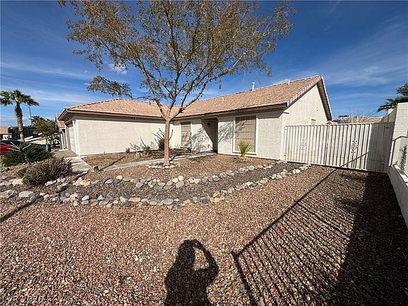 3rd image of 570 Brownlee Dr