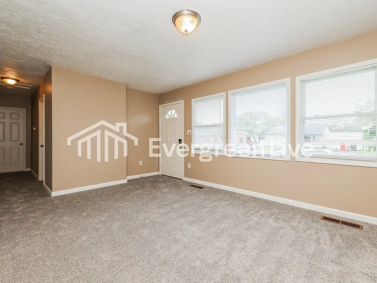 605 Mead Ln — Photo 4