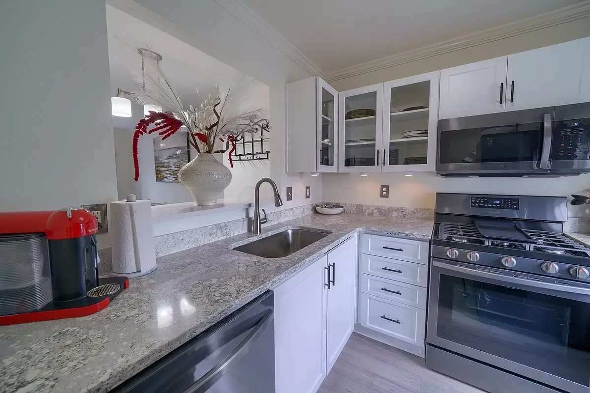 Kitchen - 2225 Teardrop Ave