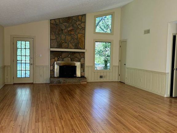 4th image of 2905 Hembree Rd NE