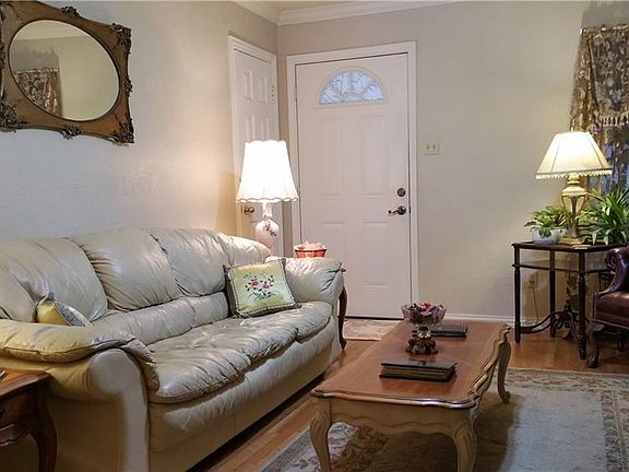 3rd image of 909 N Ector Dr