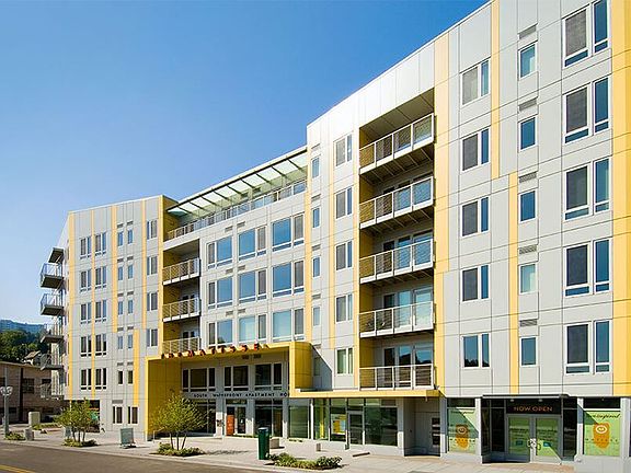 LEED gold certified building in Portland's South Waterfront, convenient to OHSU and the Portland Aerial Team