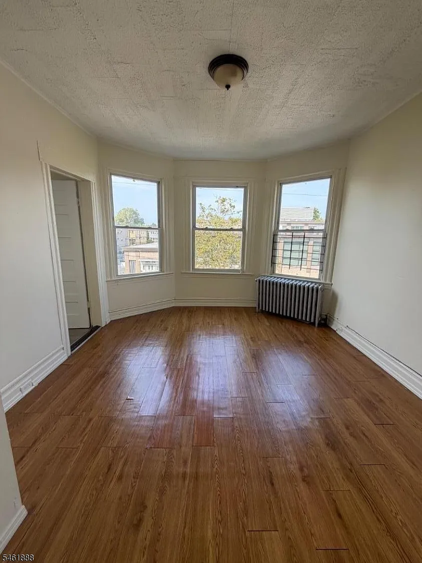 3 bed, 1.0 bath, 4906 sqft, $1,640 — Photo 3