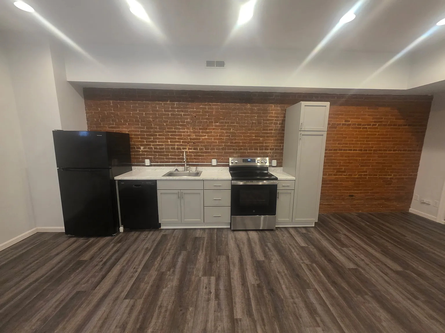 3 bed, 800 sqft, $1,595 — Photo 1