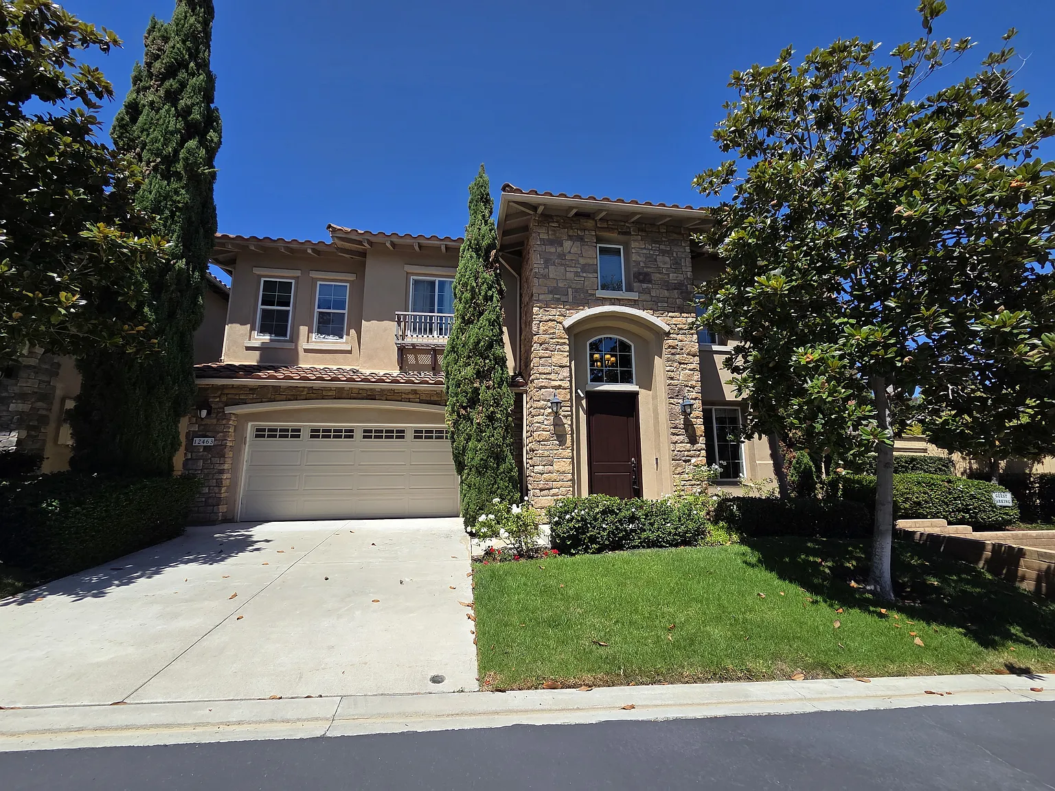 4 bed, 2.5 bath, 2600 sqft, $6,350 — Photo 2