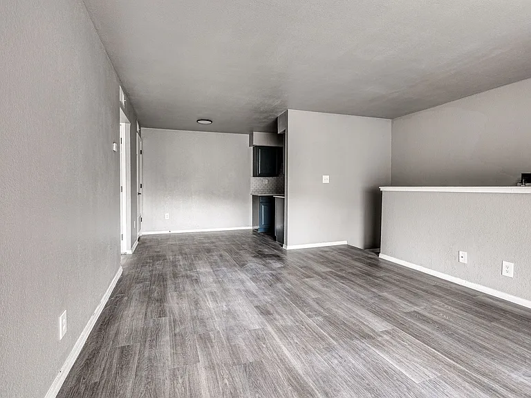 Alexis Park Apartments — Photo 10