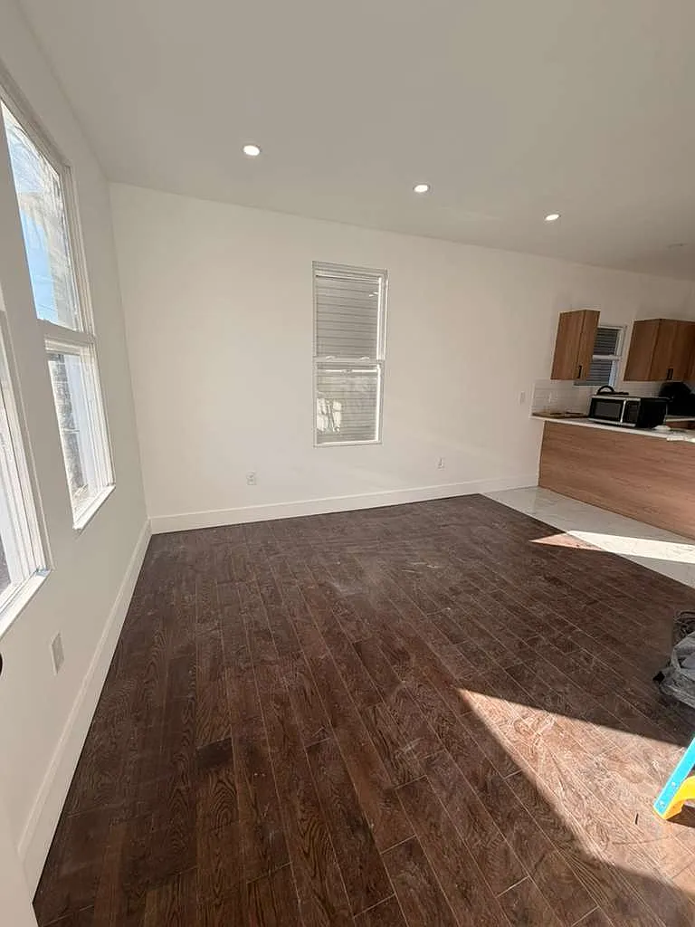 3 bed, 1.5 bath, 900 sqft, $2,200 — Photo 1