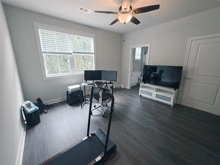 8020 Linfield Way — Photo 8