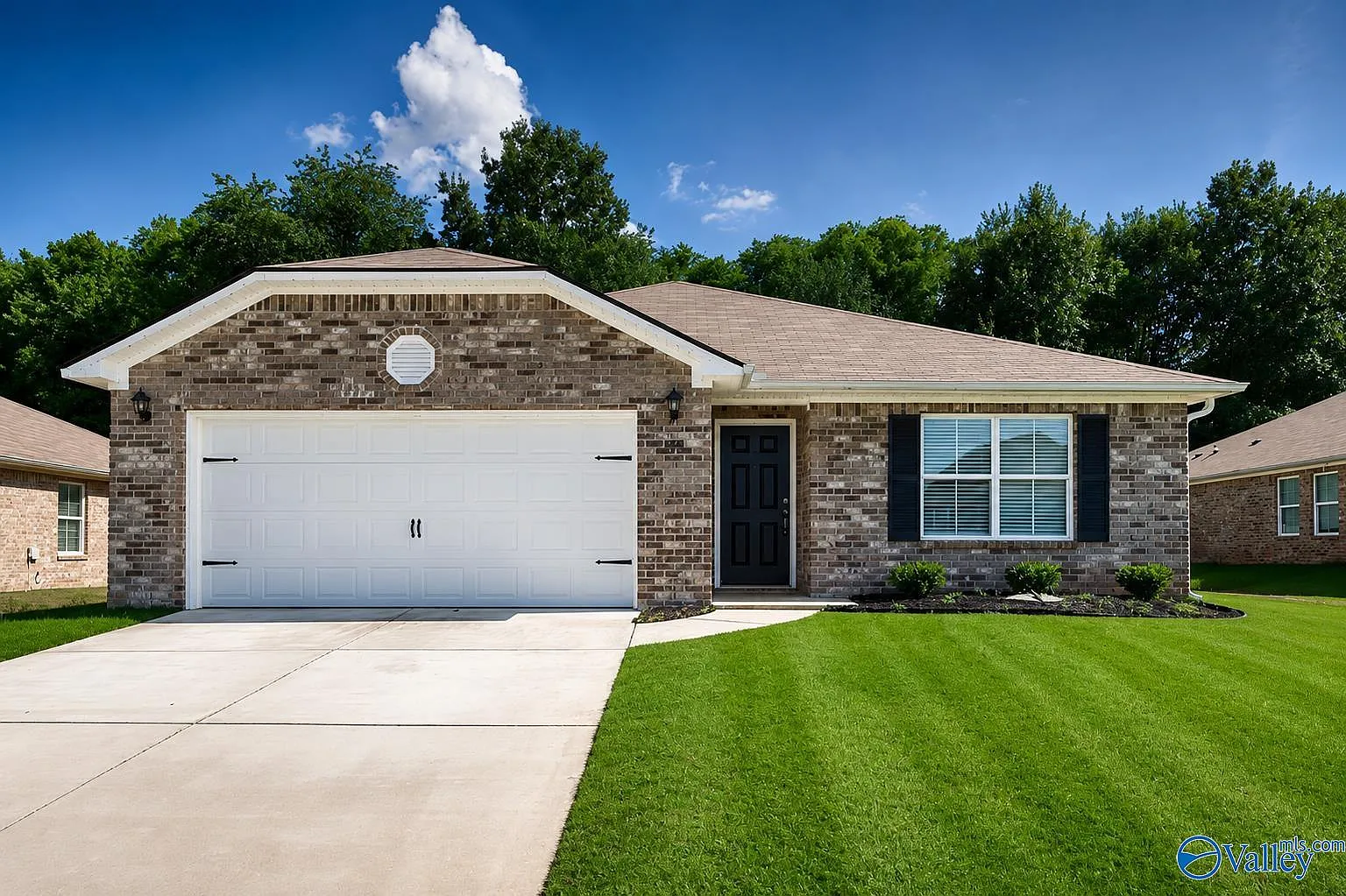 5 bed, 2.5 bath, 1955 sqft, $2,400 — Photo 1