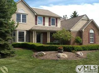 105 Round Tree Dr, Lake Orion, MI