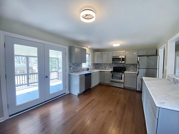 4th image of 1401 Glenwood Dr SE