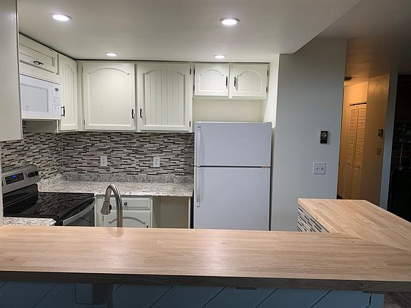 2nd image of 18 Eagle St #18