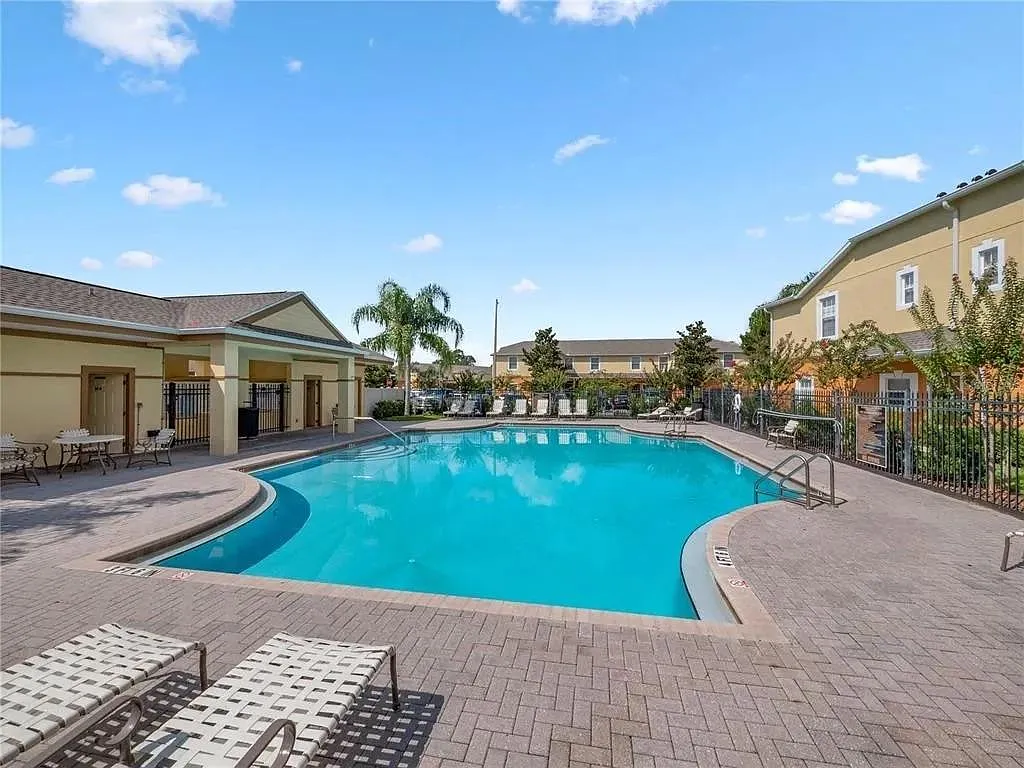 3 bed, 2.5 bath, 1713 sqft, $1,900 — Photo 3