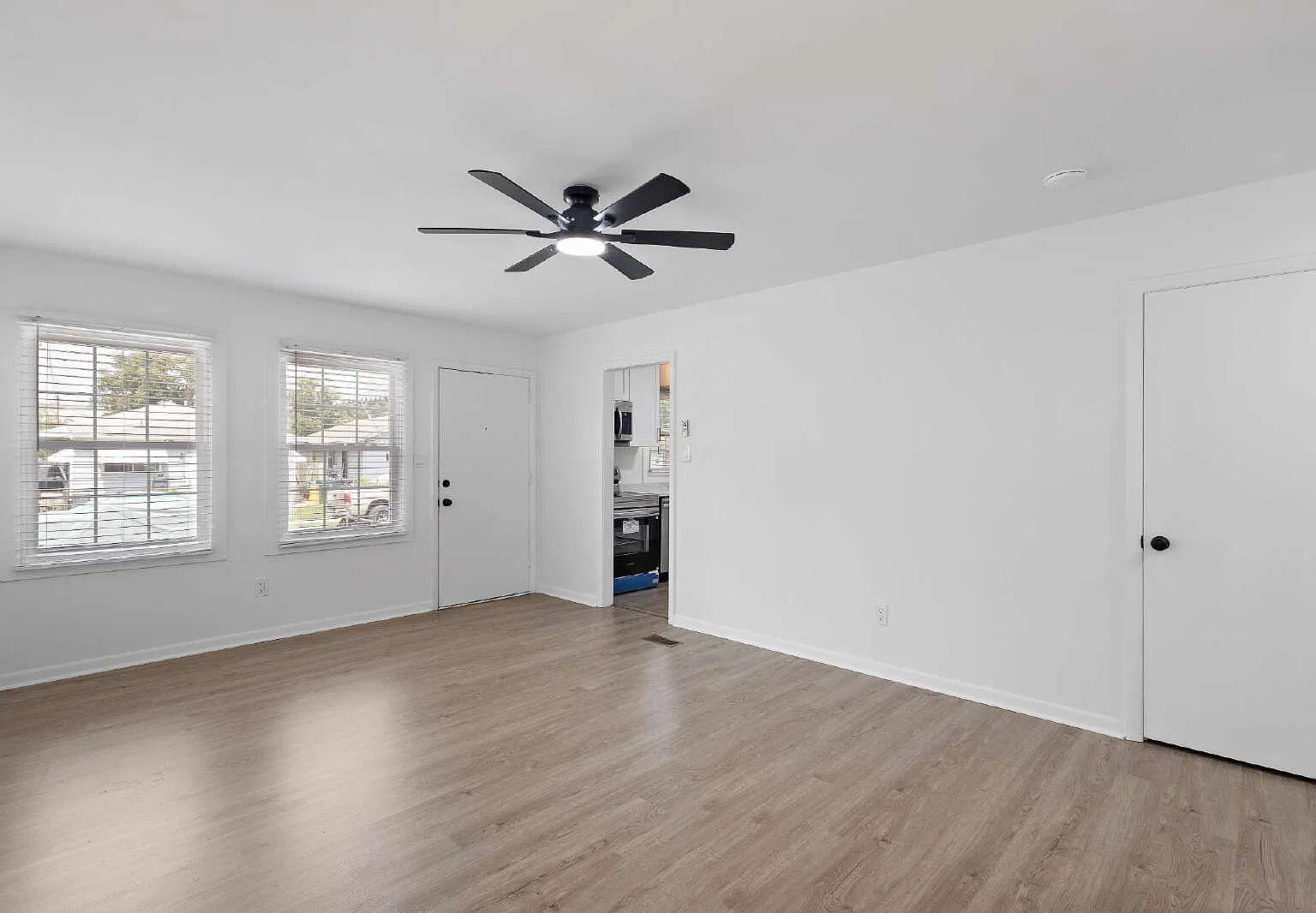 3 bed, 2.0 bath, 1100 sqft, $1,800 — Photo 3