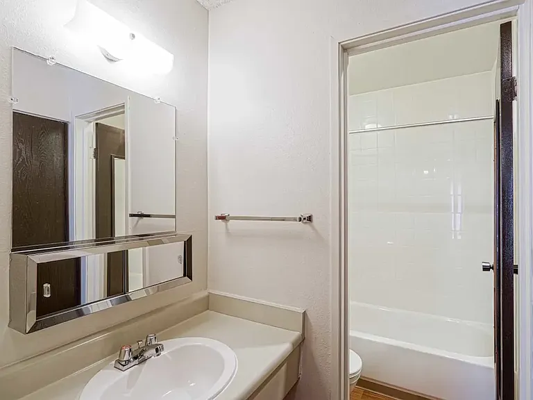 Pine Creek Apartments — Photo 17
