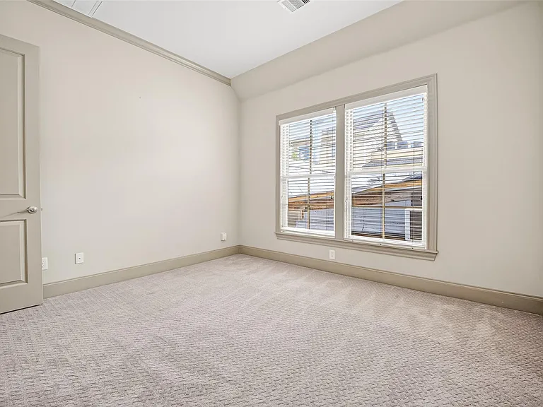 308 W Bell St — Photo 37
