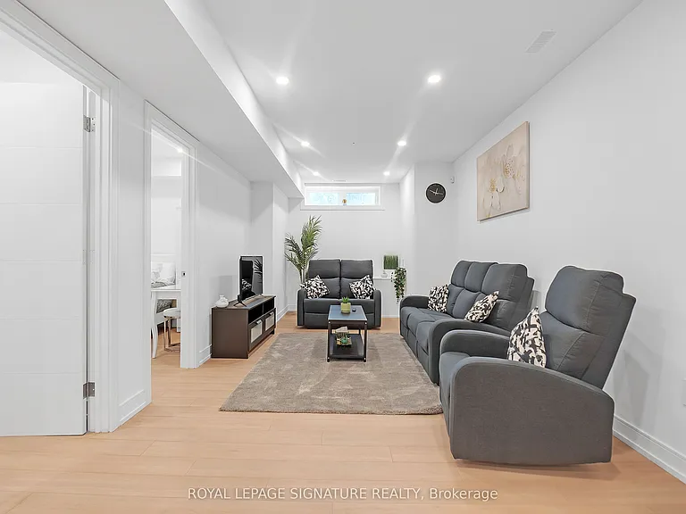 31 Edinburgh Dr — Photo 8