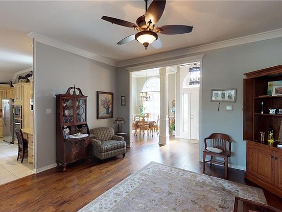 4th image of 103 Greenhill Trl S