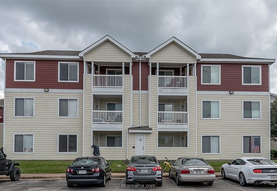 1st image of 523 Parkway #302