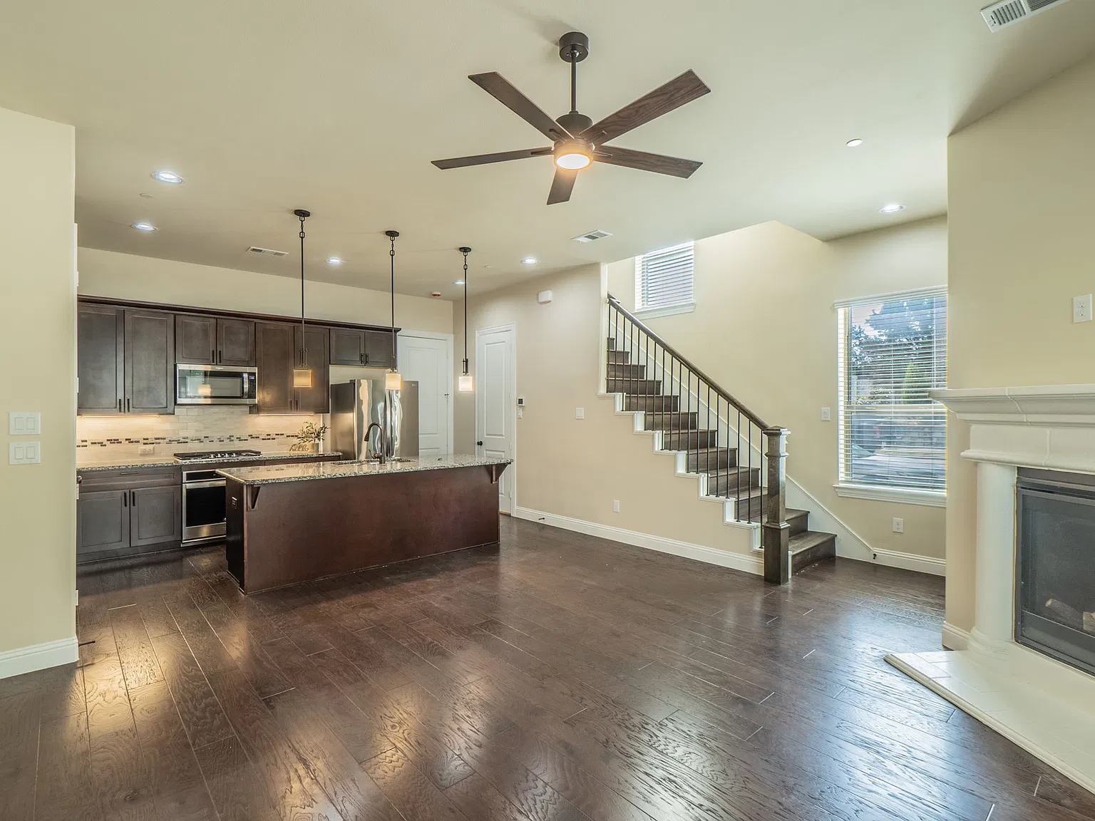 3 bed, 3.5 bath, 1944 sqft, $3,000 — Photo 4
