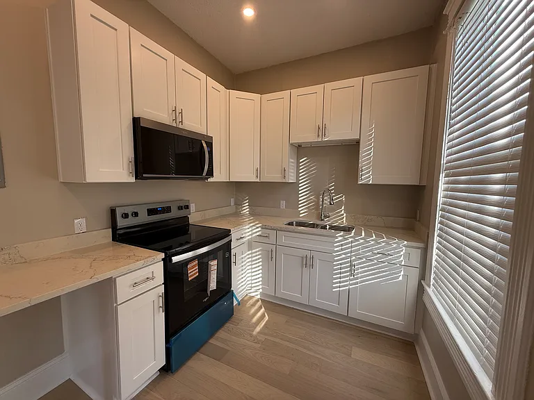 2740 Oak St #1 — Photo 3