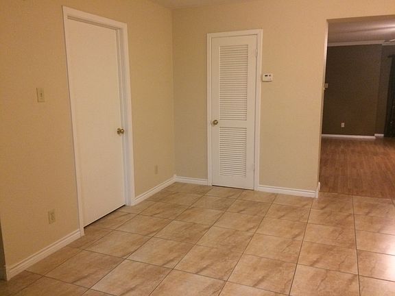 Breakfast nook adj. laundry