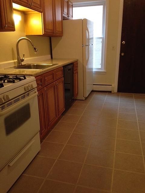 tile kitchen, granite countertops, gas stove