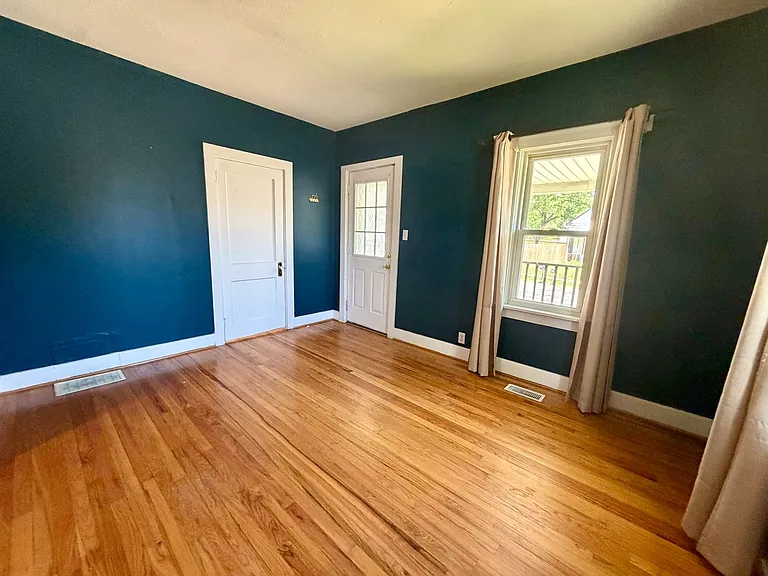 701 W C St — Photo 3