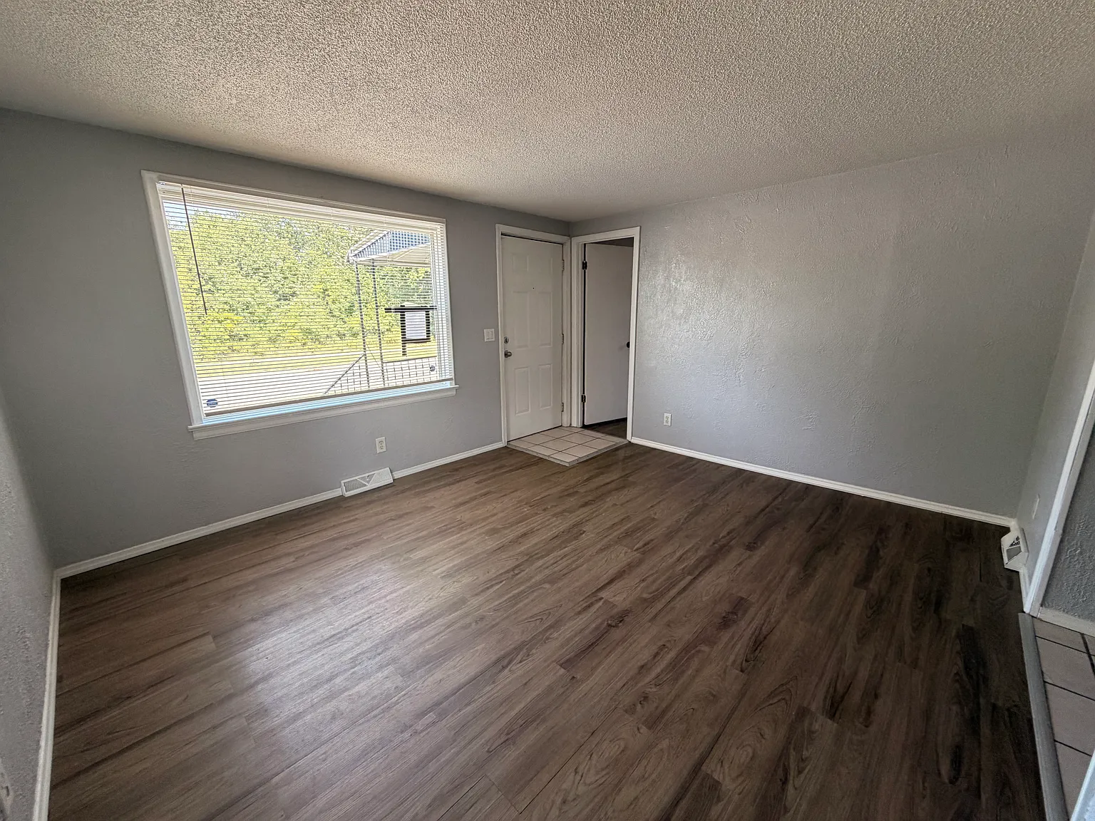 2 bed, 768 sqft, $1,300 — Photo 4