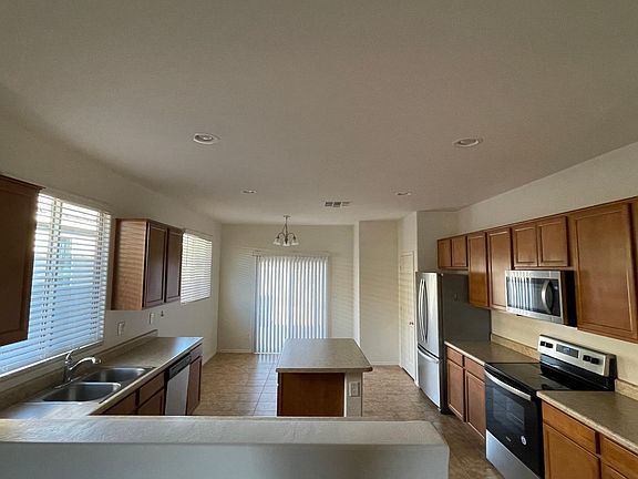 Gourmet Kitchen w/island